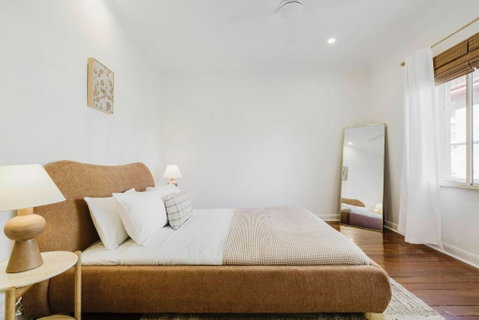 Salmon Calm - Trendy Velvet Allure By Albert Park - Mackay Tourism 0