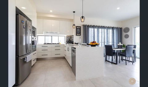 Salt Zen Holiday Townhouse - Mackay Tourism 3