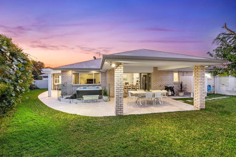 Salty Pause At Bondi House - With Spa And Pet Friendly! - Mackay Tourism 3