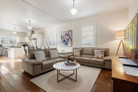 Sampson Cottage - Historic Charm - Mackay Tourism 3