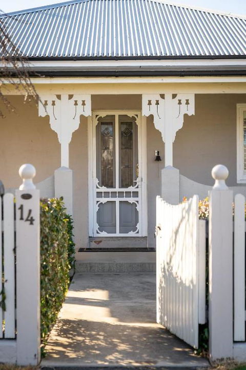 Sampson Cottage - Historic Charm - Mackay Tourism 0