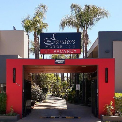 Sandors Motor Inn - Mackay Tourism 0
