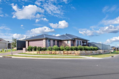 Sandstone - Family Entertainer, Refined Living - Mackay Tourism 3