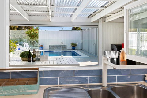 SANTORINI BEACH HOUSE SAFETY BEACH - Mackay Tourism 3