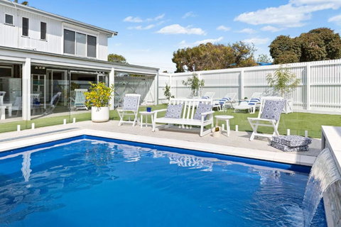 SANTORINI BEACH HOUSE SAFETY BEACH - Mackay Tourism 0