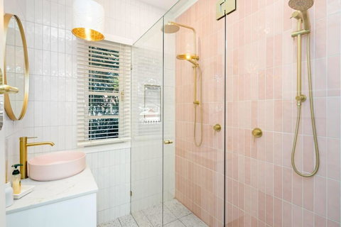 Scarborough Waterfront 2-bedroom Cottage - Mackay Tourism 0