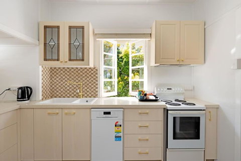 Scarborough Waterfront 2-bedroom Cottage - Mackay Tourism 2