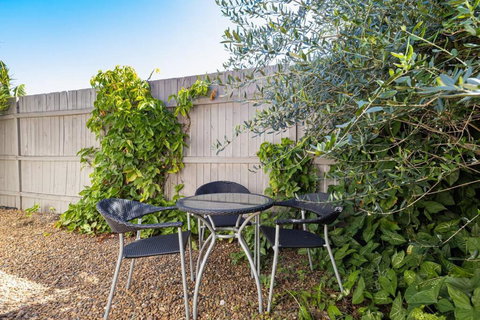 Scarborough Waterfront 2-bedroom Cottage - Mackay Tourism 3