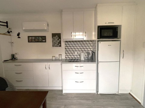 Self Contained Cabin - Mackay Tourism 3