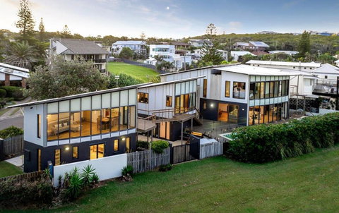 Shelly Beach Seaside Home A - Mackay Tourism 1