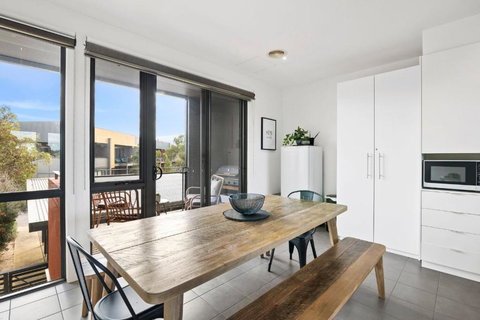 Shore Place 3 Br Serenity - Golf Course Views - Free Parking - Mackay Tourism 2