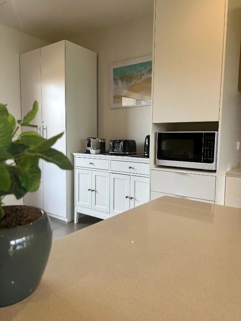 Shore Place 3 Br Serenity - Golf Course Views - Free Parking - Mackay Tourism 1