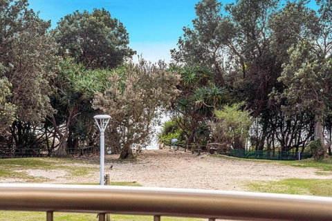 Sky Loft Byron- Directly Opposite Clarkes Beach - Mackay Tourism 3