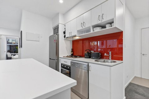 Sleek South Yarra 2-Bed With Alfresco Dining - Mackay Tourism 2