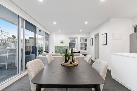 Sleek South Yarra 2-Bed With Alfresco Dining - Mackay Tourism 3
