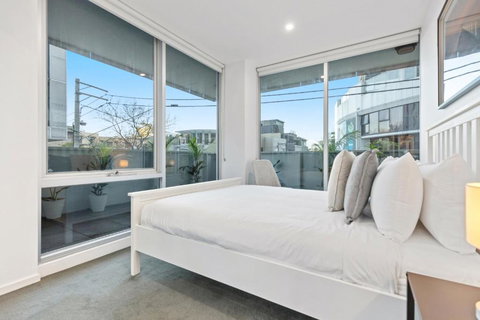 Sleek South Yarra 2-Bed With Alfresco Dining - Mackay Tourism 1
