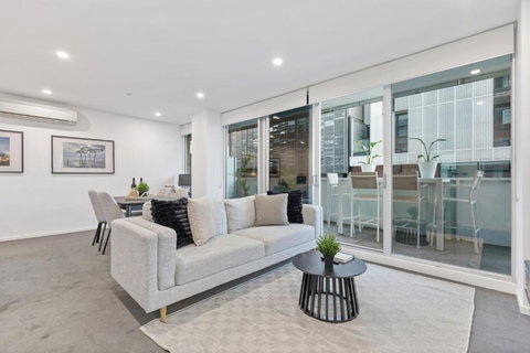Sleek South Yarra 2-Bed With Alfresco Dining - Mackay Tourism 0