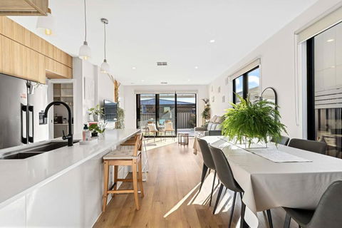 Spacious Urban Oasis In Throsby Canberra - Mackay Tourism 0