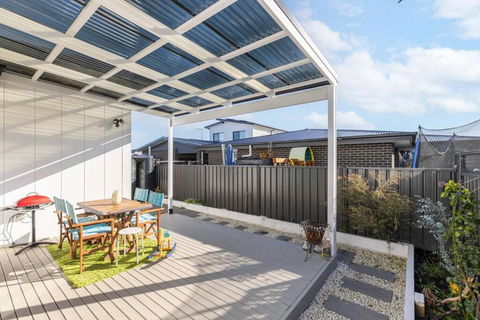 Spacious Urban Oasis In Throsby Canberra - Mackay Tourism 1