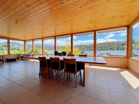 Stunning Water Front View House At Kettering - Mackay Tourism 1