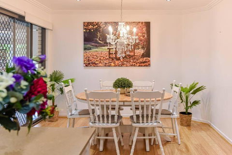 The Arcadia - Entire Luxurious English Cottage With Huge Privacy Near CBD - Mackay Tourism 1