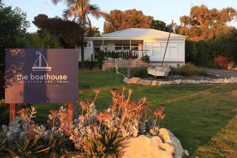 The Boathouse, A Place To Unwind & Explore - Mackay Tourism 0