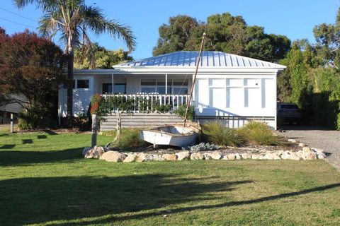 The Boathouse, A Place To Unwind & Explore - Mackay Tourism 1