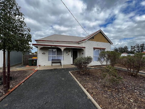 The Crooked Cottage - Mackay Tourism 0