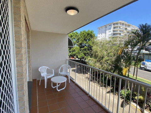 Beachside 2 - 3 BDRM Budget Apt Close To Beach - Mackay Tourism 3