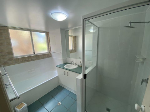 Beachside 2 - 3 BDRM Budget Apt Close To Beach - Mackay Tourism 2