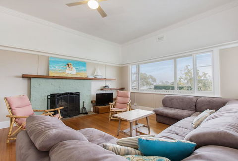 BEACHSIDE GETAWAY - DROMANA - Mackay Tourism 1