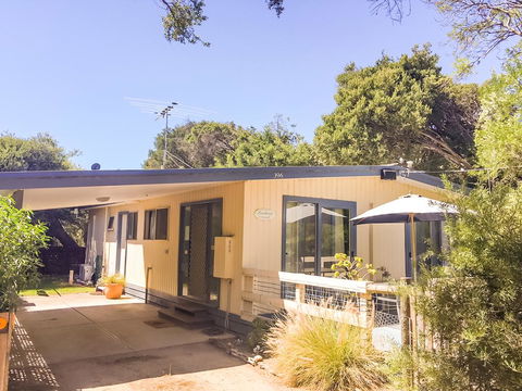 Beachwalk Cottage - Mackay Tourism 3