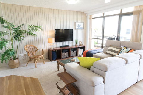Beauty At The Beach - Modern Beachfront Apartment - Mackay Tourism 3