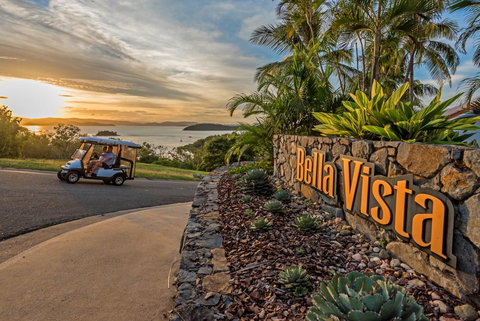 Bella Azure Two Bedroom Two Bathroom Spacious Ocean-view Apartment With Golf Buggy - Mackay Tourism 3