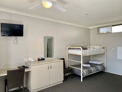 Bermagui Beach Hotel - Mackay Tourism 1