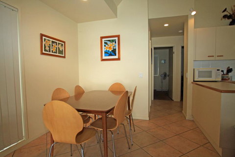 Berrara Lagoon Front Chalet - Mackay Tourism 3