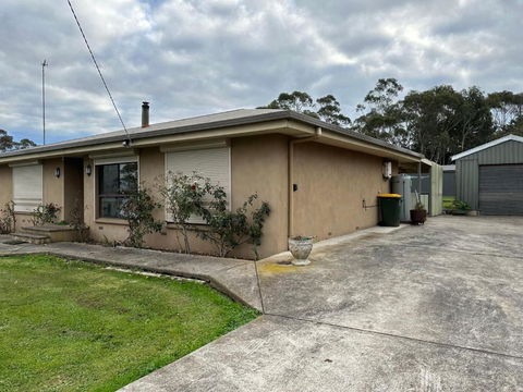 The House In Large Garden - Mackay Tourism 0