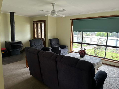 The House In Large Garden - Mackay Tourism 2