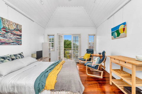 The Seaside Loft - A Breezy Beachside Lifestyle - Mackay Tourism 0