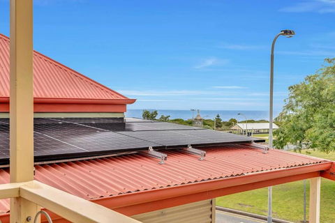 The Seaside Loft - A Breezy Beachside Lifestyle - Mackay Tourism 3