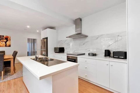 TheTree House Hobart Sleeps 8-2 Bath - Mackay Tourism 3