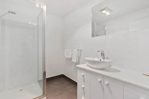 TheTree House Hobart Sleeps 8-2 Bath - Mackay Tourism 2