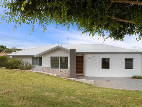 Three Bedroom, Two Bathroom Family Home - Mackay Tourism 0