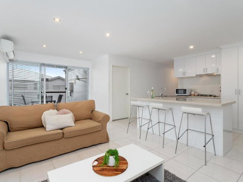 Three Bedroom, Two Bathroom Family Home - Mackay Tourism 1