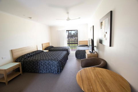 Tocumwal Golf Resort - Mackay Tourism 3