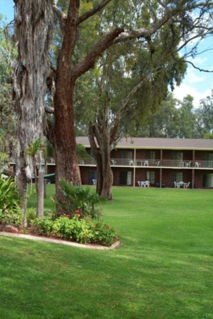 Tocumwal Golf Resort - Mackay Tourism 0
