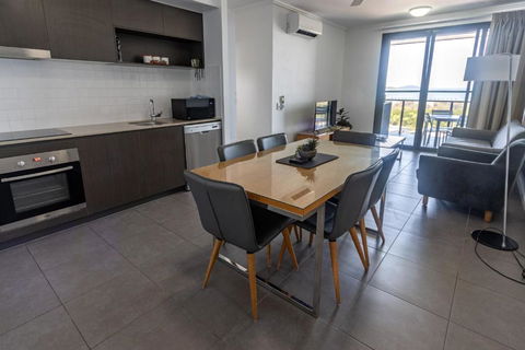 WhitsunStays - The Regal (2br/2bth, Central) - Mackay Tourism 3