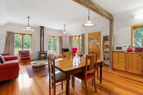 Wine Loft - Cosy Country Retreat With Ocean Views - Mackay Tourism 1