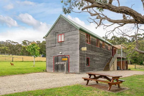 Wine Loft - Cosy Country Retreat With Ocean Views - Mackay Tourism 0