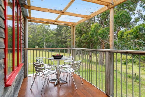 Wine Loft - Cosy Country Retreat With Ocean Views - Mackay Tourism 3